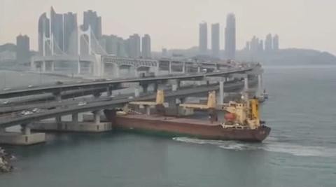 Say rượu, lái tàu đâm sầm vào cầu ở Hàn Quốc