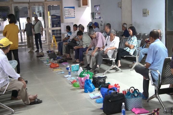 VIDEO: Xếp sổ chờ bốc số khám bệnh từ nửa đêm ở Sài Gòn