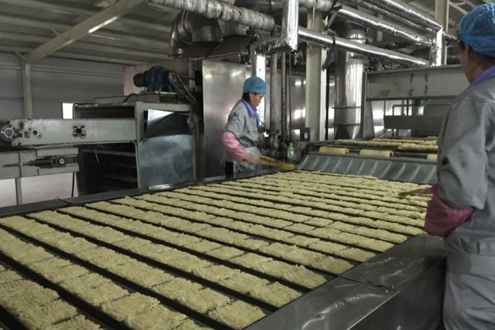 VIDEO: Cỗ máy sản xuất 25.000 gói mì tôm mỗi giờ