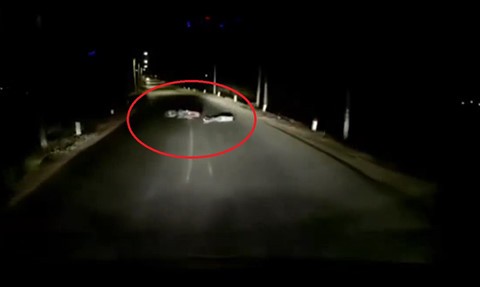 Tài xế hốt hoảng khi thấy người đi xe máy nằm giữa đường trong đêm