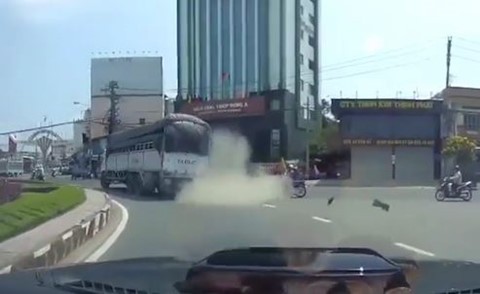 Xe tải nổ lốp văng cả vỏ ra đường khi đang lưu thông