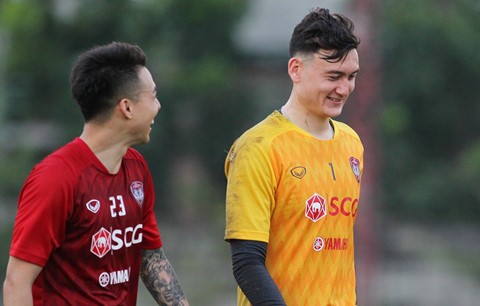Các thủ môn tại Muangthong nhiệt tình hỗ trợ Đặng Văn Lâm tập luyện