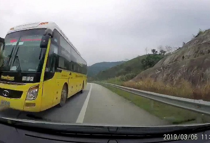 Clip: Xe khách vượt kiểu 'giết người' trên cao tốc Nội Bài - Lào Cai