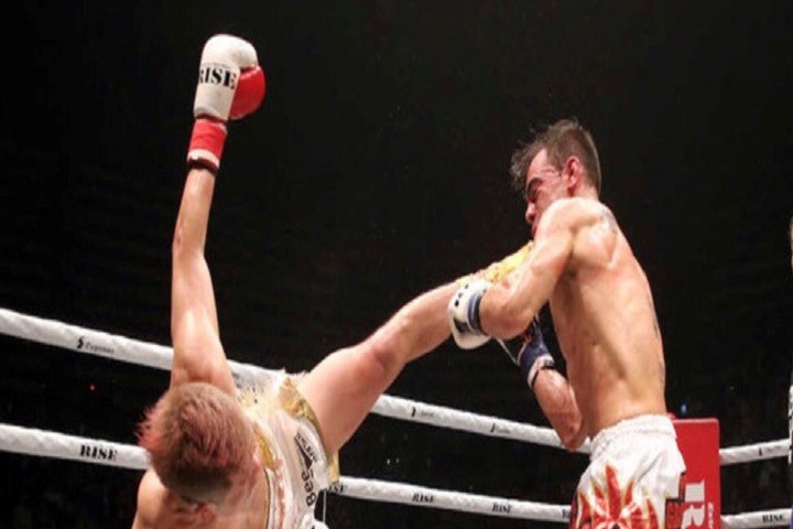 Thần đồng kickboxing Nhật Bản tung cú đá hạ gục đối thủ