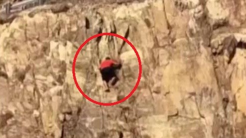 Clip: Leo núi mạo hiểm, nam thanh niên rơi từ độ cao 30m xuống 