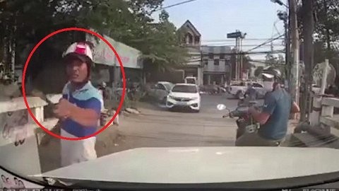 Clip: Bị bấm còi, người đi xe máy dùng gậy đập kính ô tô