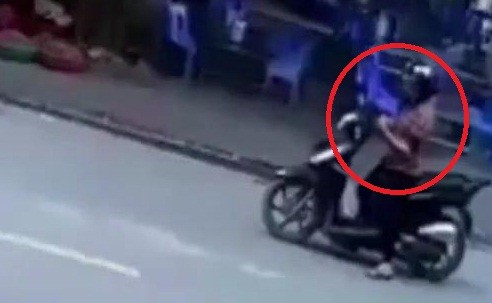 Phụ nữ dừng xe giữa đường nghe điện thoại, gây họa cho thanh niên đi xe máy