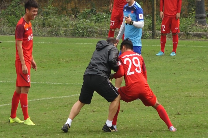 Ông Park đọ sức với cầu thủ U23 Việt Nam trong buổi tập