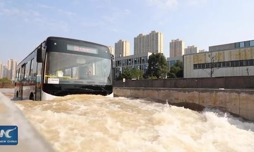 Xe buýt tự lái Trung Quốc chạy xuyên qua đoạn đường ngập nước