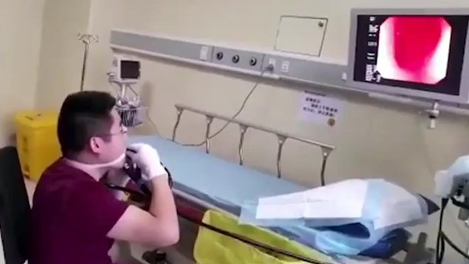 VIDEO: Bác sĩ can đảm tự tay nội soi bao tử của chính mình