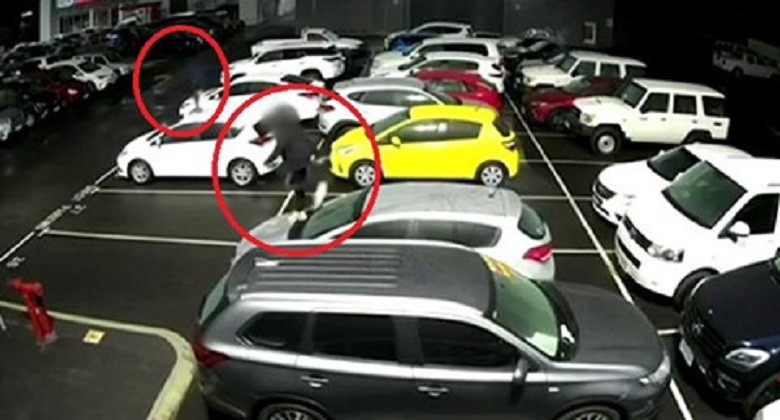Hai cậu bé đập phá 37 chiếc xe ôtô ở Australia