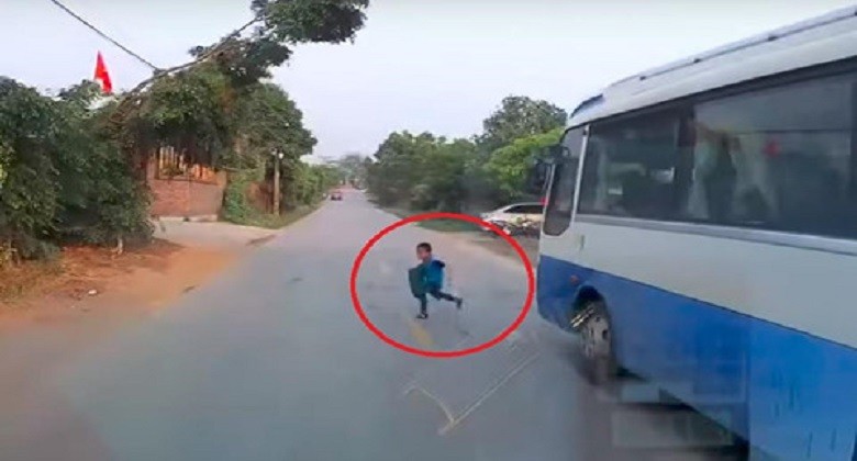 Bé trai may mắn thoát chết trước đầu ôtô khi sang đường