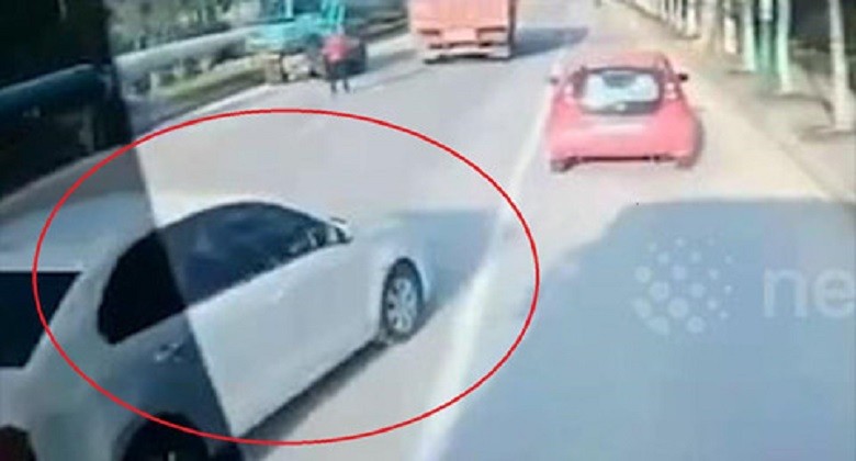 Tài xế ôtô Trung Quốc chặn xe buýt cho vợ bắt kịp chuyến xe