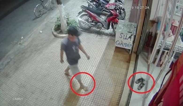 Clip: Người đàn ông đi chân đất thản nhiên xỏ trộm dép trước cửa nhà dân