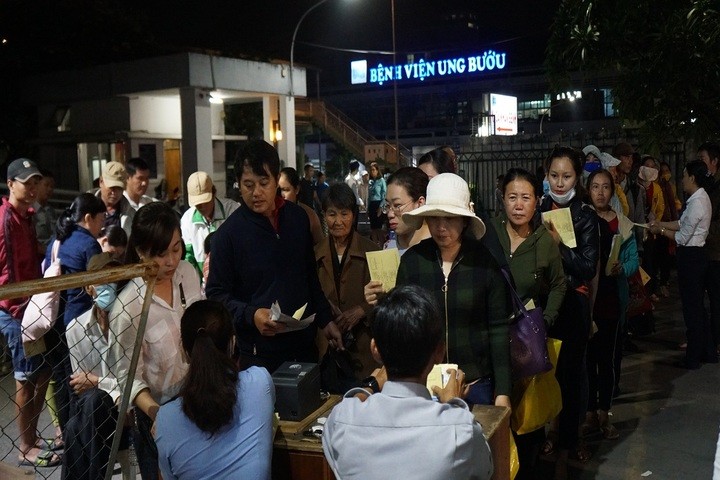 Bệnh viện ở Sài Gòn khám từ rạng sáng để giảm tải
