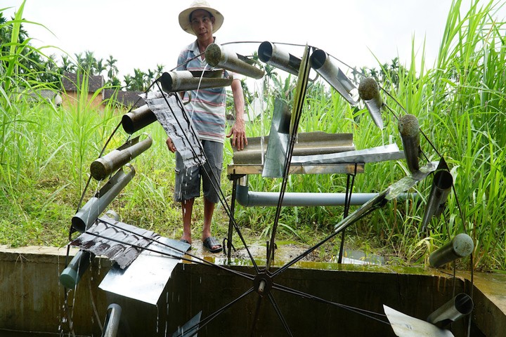 Bánh xe nước tưới vườn không cần điện của nông dân Quảng Ngãi