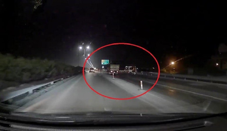 Ôtô lao thẳng vào công trường không có đèn cảnh báo trên cao tốc
