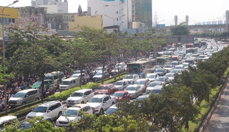 4 ôtô tông nhau khiến cầu Sài Gòn tắc nghẽn