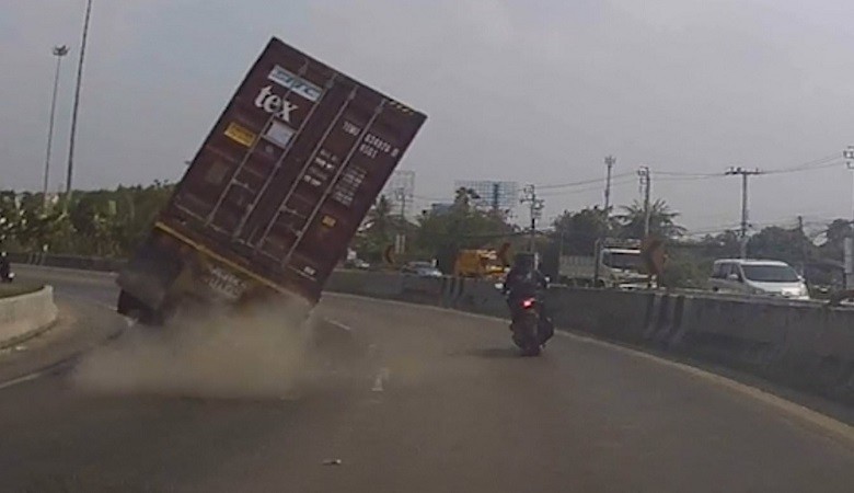 Giây phút kinh hoàng của anh chàng lái xe máy suýt bị xe container đè bẹp