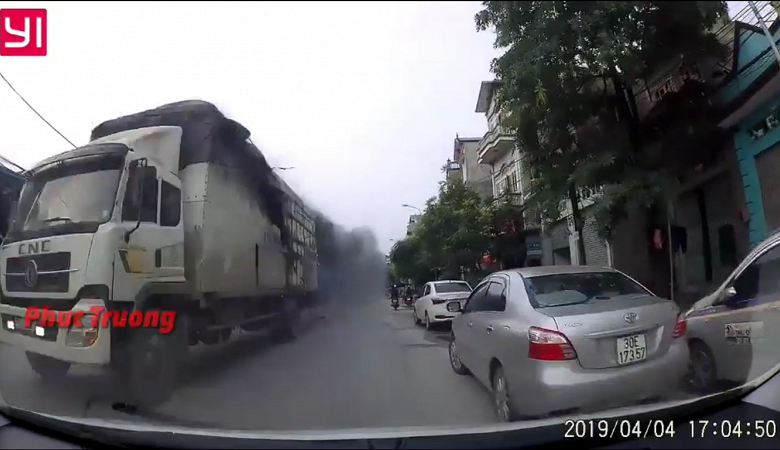 Clip: Xe tải bốc cháy lao vun vút trên đường ở Hưng Yên