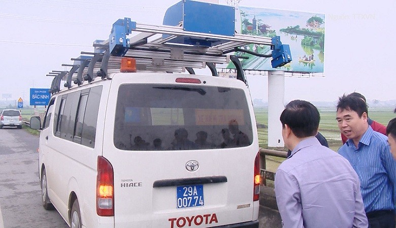 Chiếc xe phân tích vết nứt, ổ gà trên mặt đường Việt Nam