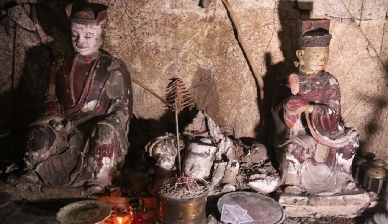 Cảnh hoang tàn bên trong ngôi chùa cổ có tượng làm bằng đất ở Hà Nội