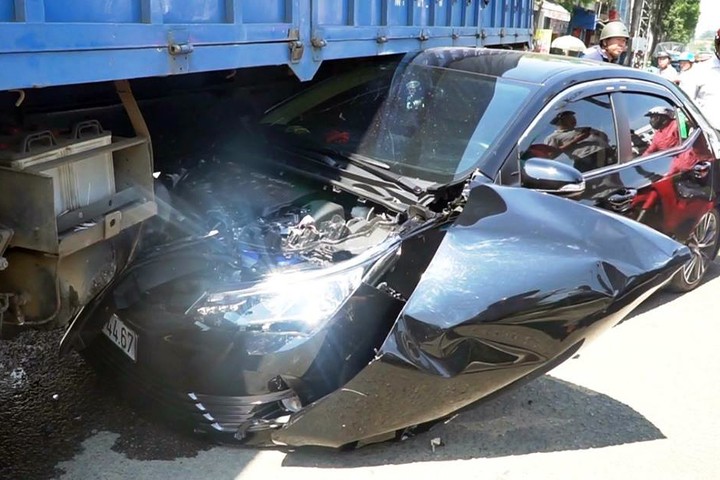 Tài xế thoát chết khi ôtô bị cuốn vào gầm xe tải