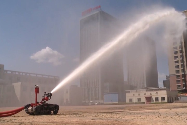 Robot cứu hỏa phun nước xa bằng chiều dài sân bóng