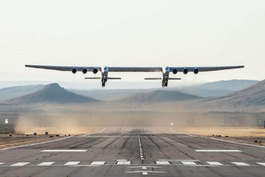 Chiếc máy bay lớn nhất thế giới lần đầu cất cánh