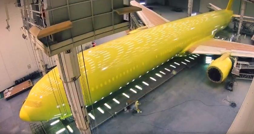 Quá trình sơn lại một chiếc Boeing 777 phức tạp như thế nào