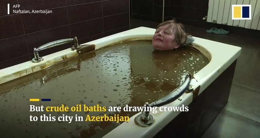 Kỳ lạ: Tắm bằng dầu thô để thư giãn và trị bệnh