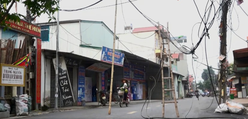 Hàng cột điện 'đứng' giữa đường ở Hà Nội