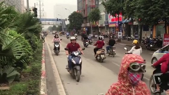 Video: Hàng trăm người ngang nhiên đi ngược chiều để tránh đèn đỏ ở Hà Nội