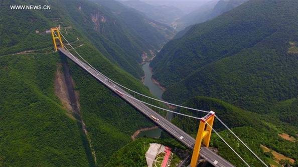 Cây cầu cao 560 m bắc qua núi ở Trung Quốc