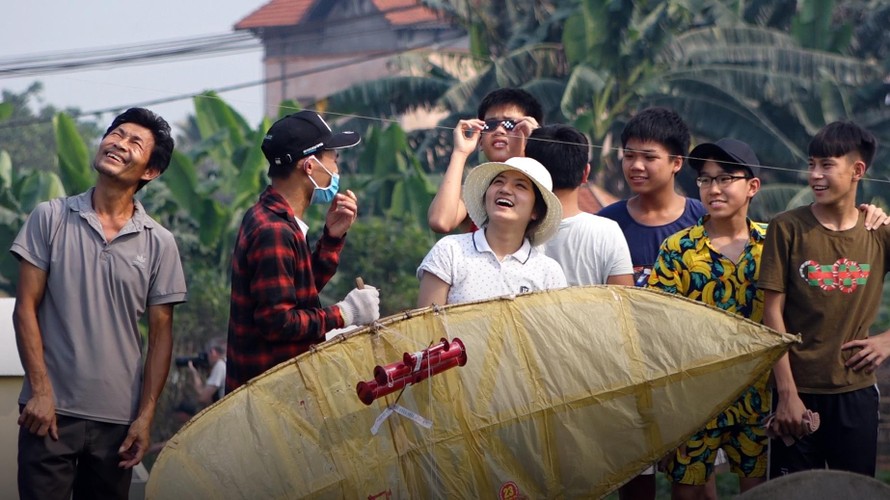 Video: Hàng trăm người đội nắng thả diều ở cánh đồng ven Hà Nội