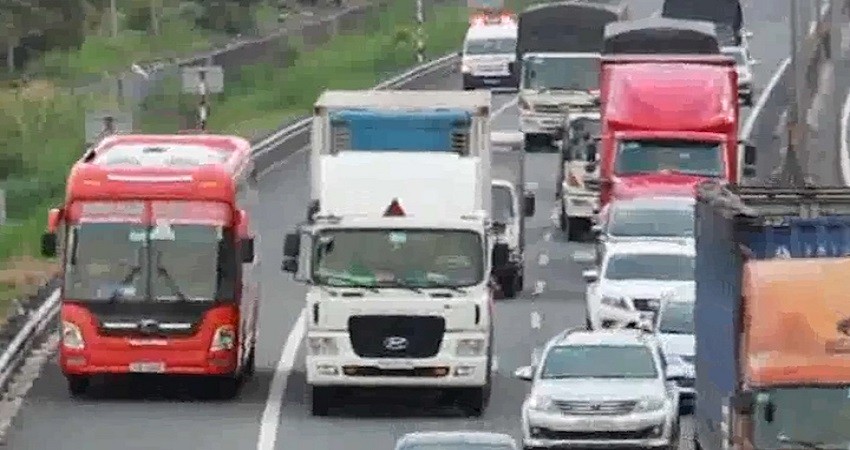 Giao thông rối loạn trên cao tốc TP HCM - Trung Lương
