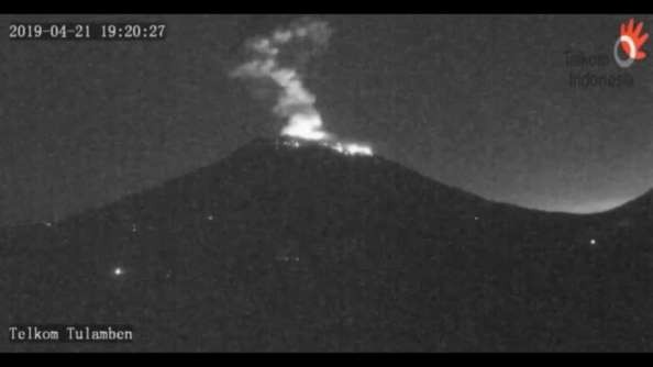 Clip: Núi lửa ở Bali phun trào, hàng nghìn du khách nguy cơ mắc kẹt
