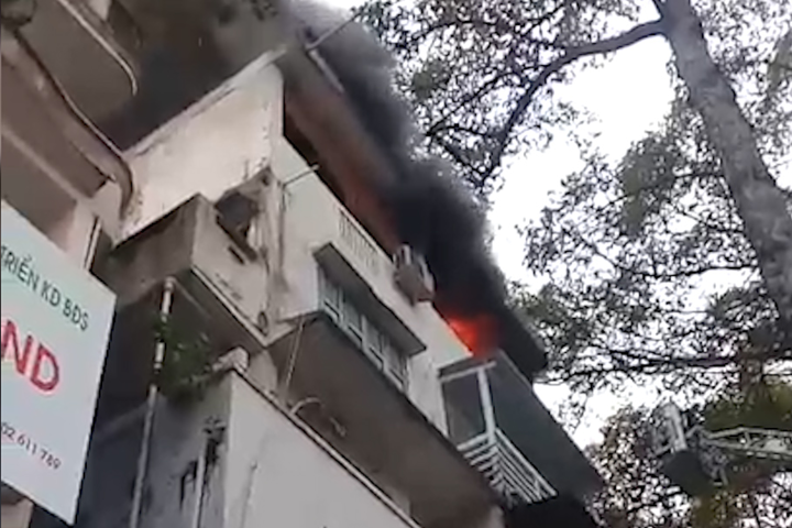 VIDEO: Nhà 5 tầng ở trung tâm Sài Gòn bốc cháy