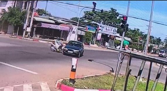 VIDEO: Ôtô vượt đèn đỏ va chạm với xe máy rồi bỏ trốn