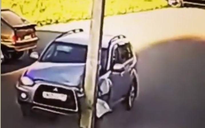 Video: Tài xế húc ô tô vào cột 'mọc' giữa đường khiến xe móp đầu