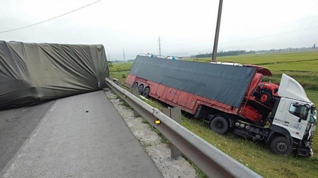 4 ô tô đâm liên hoàn, xe đầu kéo lao xuống ruộng ở Nghệ An