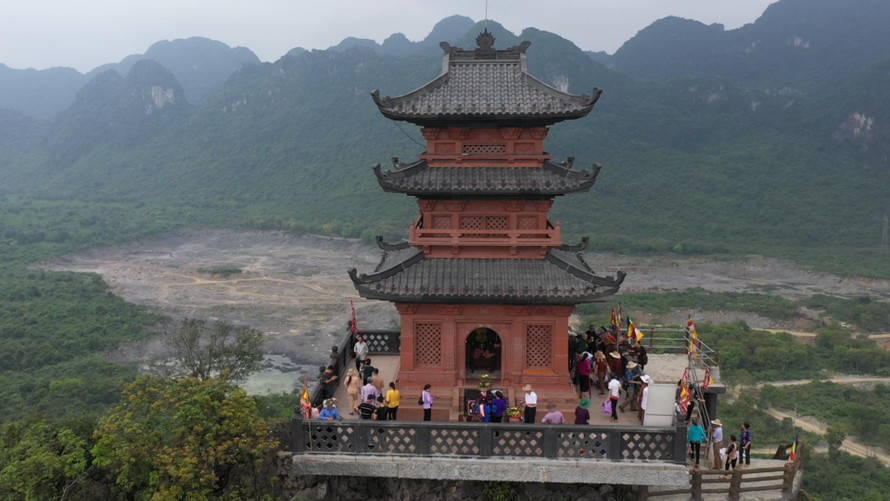 Ngôi chùa làm từ 2.000 tấn đá granit đỏ trên đỉnh núi ở Hà Nam