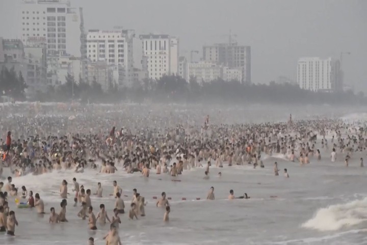 VIDEO: Nhiều bãi biển đông nghịt người dịp nghỉ lễ