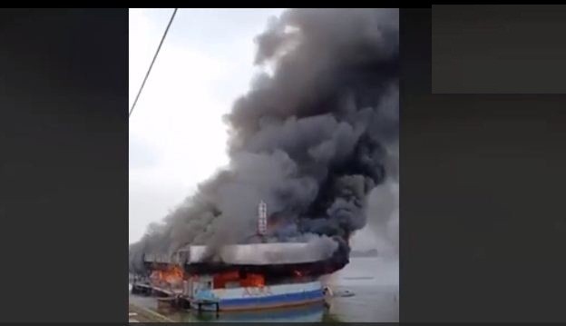 Video: Chiếc thuyền bỏ hoang tại hồ Tây bốc cháy trơ khung sắt