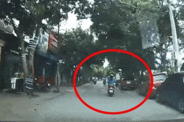 VIDEO: Thót tim nữ ninja lead dừng xe trước đầu ô tô để nghe điện thoại 