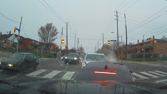 Dừng đèn đỏ, xe Kia bất ngờ bị Lexus đi ngược chiều tông nát đầu