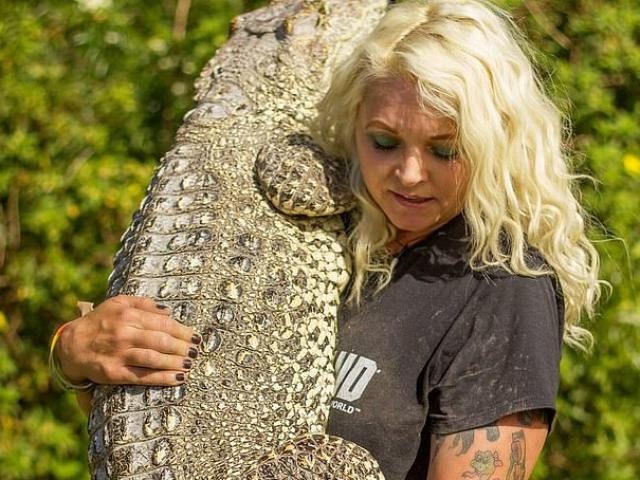 Nữ cựu hải quân Mỹ kết thân với cá sấu khổng lồ dài gần 4m