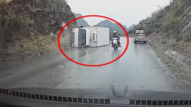 Hòa Bình: Xe tải mất lái đâm vào vách núi