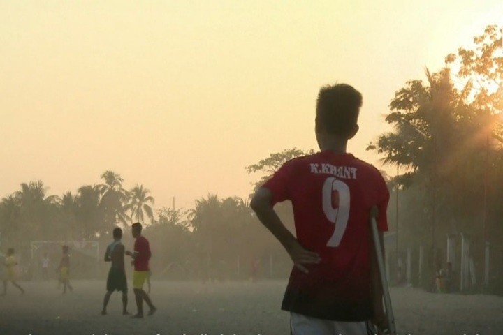 Cậu bé Myanmar khuyết tật một chân chơi đá bóng