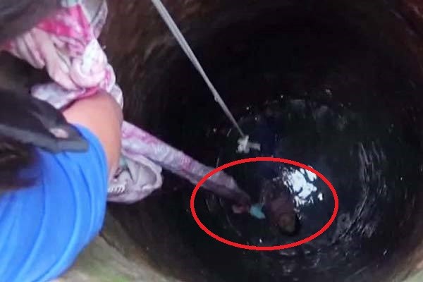 Video: Chị gái nhanh trí dùng ga trải giường cứu em ngã xuống giếng